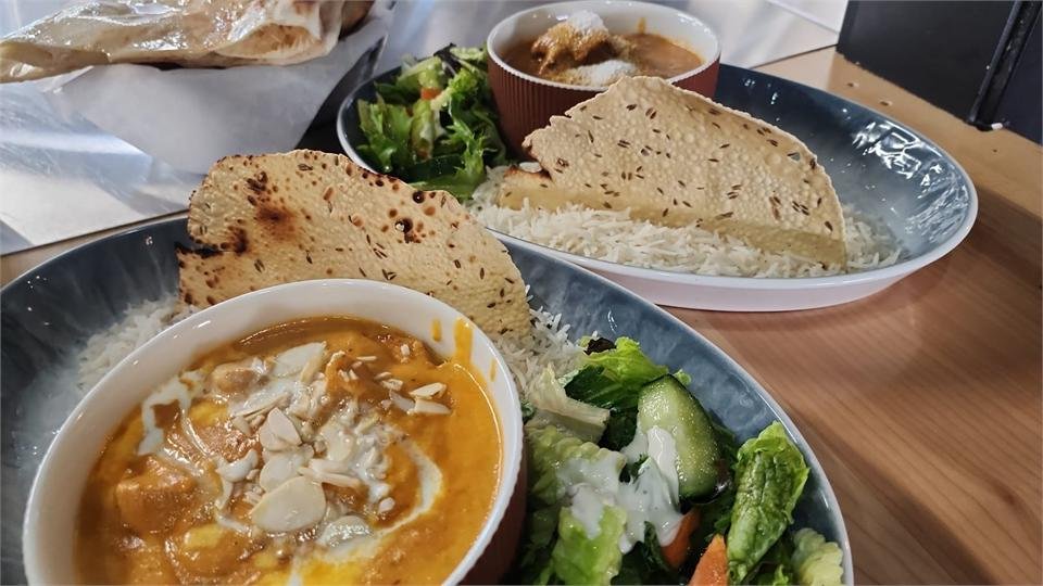 Combo platter with curry, rice, naan and salad